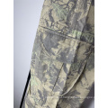 Calça de roupa de trabalho com folhas de folha de camuflagem